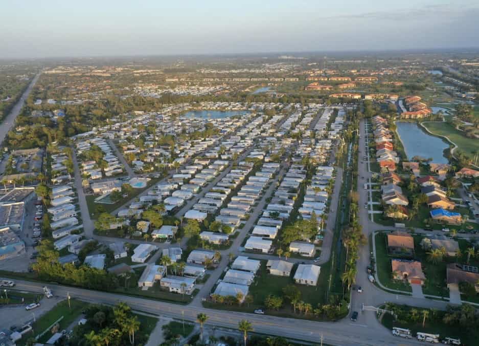 Vista aérea de una comunidad residencial de Florida con viviendas unifamiliares y alquileres de corta duración