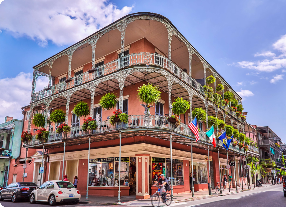 Un edificio clásico del Barrio Francés de Nueva Orleans con balcones de hierro forjado, hogar de numerosos alquileres de corta duración