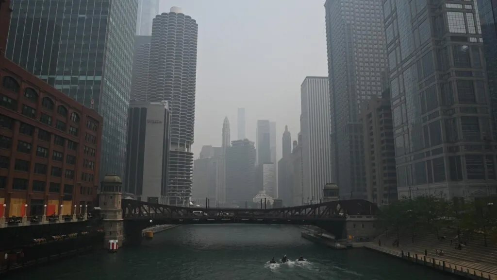 El perfil urbano y el río de Chicago reducidos a siluetas grises por una densa neblina de incendios forestales.
