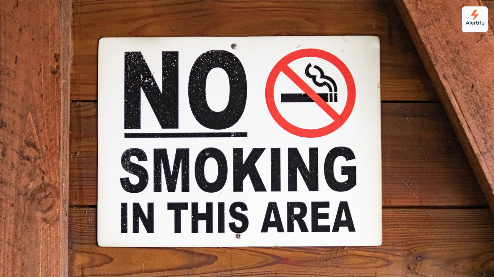 Cartel de prohibido fumar montado en la pared de madera de una propiedad de alquiler