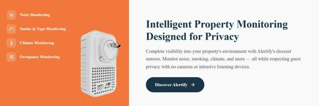 Banner de Alertify titulado Monitorización Inteligente de Propiedades Diseñada para la Privacidad, con ruido, humo y vapeo, clima y ocupación junto al sensor enchufable.